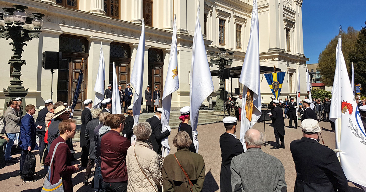 The students honor the Chancellor on the University Plaza May first